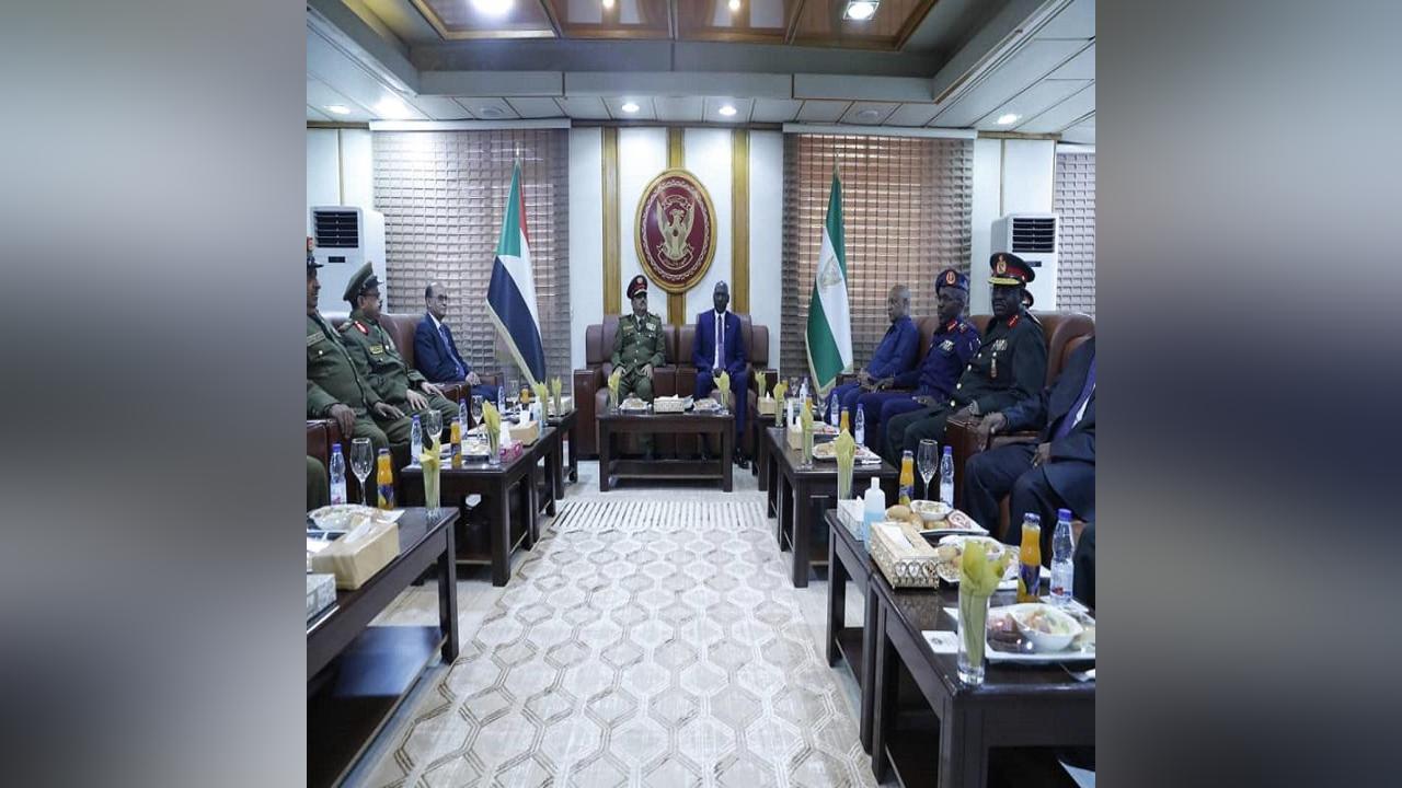 جلسة مباحثات مشتركة بين وزيري دفاع السودان واليمن جلسة مباحثات مشتركة بين وزيري دفاع السودان واليمن
