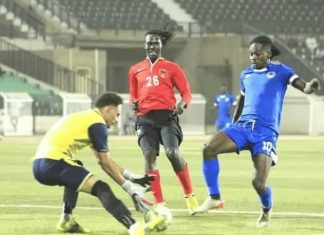 الأهلي يلحق الهزيمة الأولى بالهلال في الدوري الممتاز الأهلي يلحق الهزيمة الأولى بالهلال في الدوري الممتاز