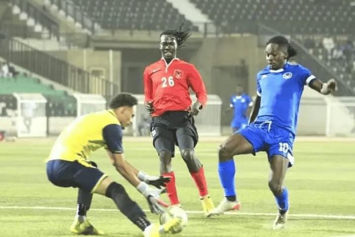 الأهلي يلحق الهزيمة الأولى بالهلال في الدوري الممتاز الأهلي يلحق الهزيمة الأولى بالهلال في الدوري الممتاز