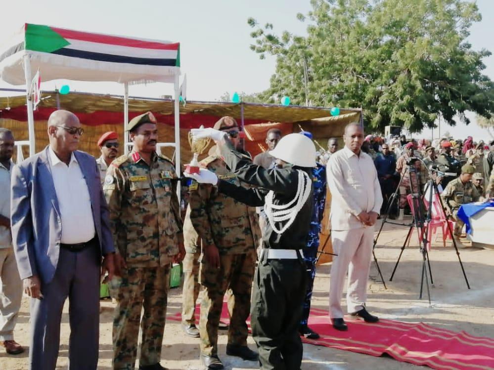 والي الجزيرة يشرف تخريج مجندي الدفعة27(ب) بالفرقة الأولى مشاة والي الجزيرة يشرف تخريج مجندي الدفعة27(ب) بالفرقة الأولى مشاة
