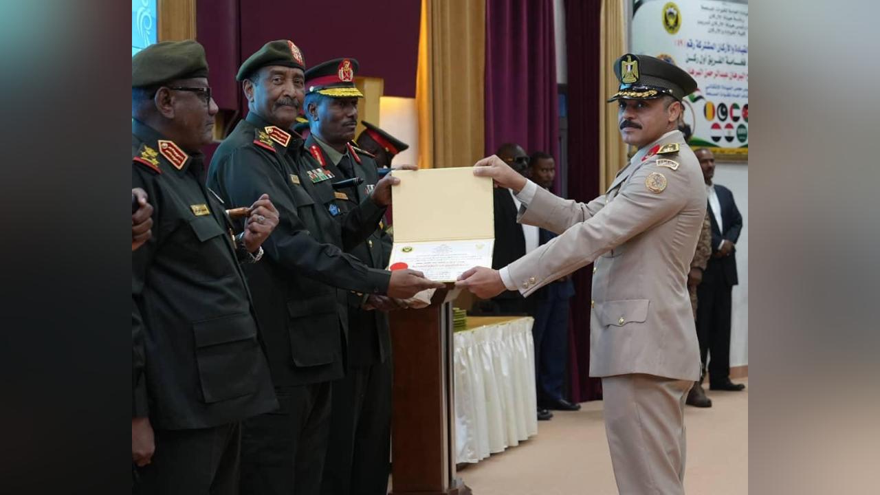 القائد العام يشهد تخريج الدورة ( ٤٩) بكلية القيادة والأركان القائد العام يشهد تخريج الدورة ( ٤٩) بكلية القيادة والأركان