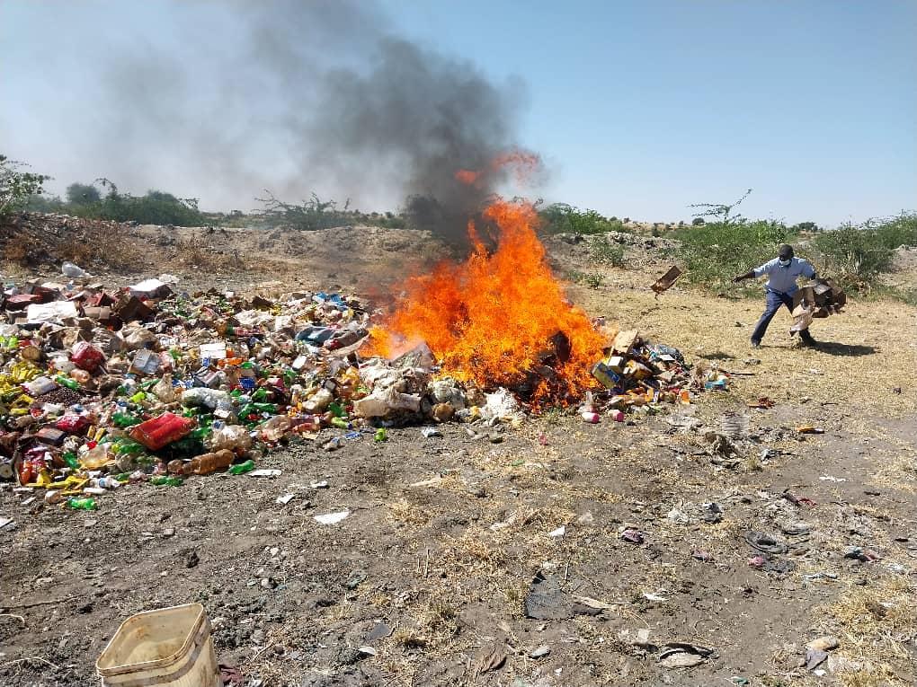المواصفات والمقاييس بالنيل الأبيض تبيد مواد غذائية منتهية الصلاحية المواصفات والمقاييس بالنيل الأبيض تبيد مواد غذائية منتهية الصلاحية