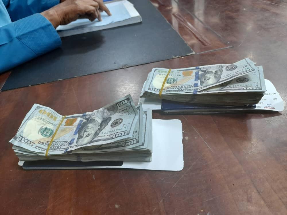 جمارك المطار تضبط عملات أجنبية بطرف سيدتين وفضة بصحبة راكب جمارك المطار تضبط عملات أجنبية بطرف سيدتين وفضة بصحبة راكب