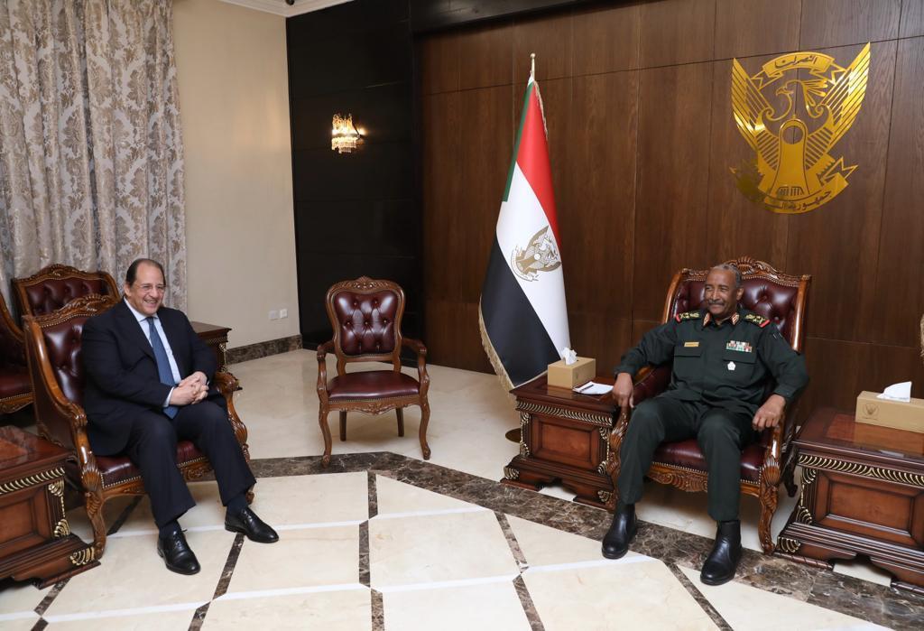 رئيس مجلس السيادة يلتقي برئيس المخابرات المصري رئيس مجلس السيادة يلتقي برئيس المخابرات المصري