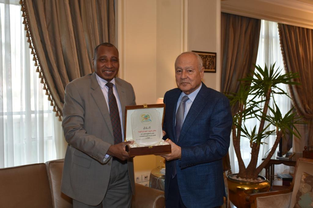 مدير المنظمة العربية يكرم معالي الأمين العام للجامعة العربية مدير المنظمة العربية يكرم معالي الأمين العام للجامعة العربية