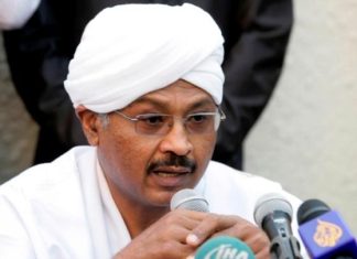 مبارك الفاضل يوضح موقفه من المبادرة المصرية بشأن الحوار في السودان مبارك الفاضل يوضح موقفه من المبادرة المصرية بشأن الحوار في السودان