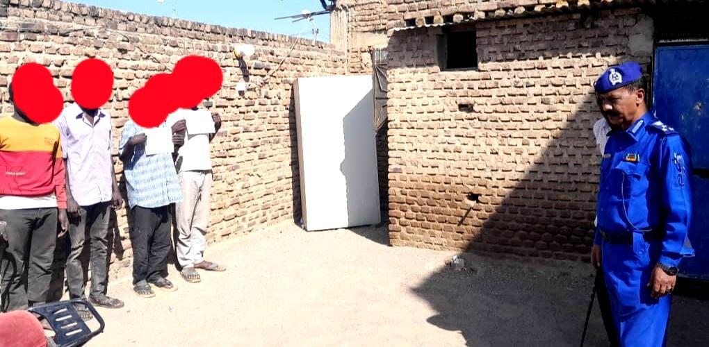 الشرطة تلقي القبض علي أخطر عصابة نهب داخل القضارف الشرطة تلقي القبض علي أخطر عصابة نهب داخل القضارف