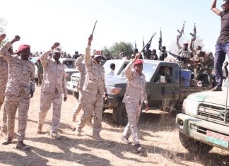 قوات الدعم السريع تضبط كميات كبيرة من الزي العسكري السوداني مهربة إلى دولة جارة قوات الدعم السريع تضبط كميات كبيرة من الزي العسكري السوداني مهربة إلى دولة جارة