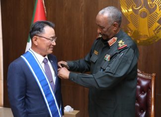 البرهان يمنح سفير كوريا الجنوبية وسام النيلين من الطبقة الاولى البرهان يمنح سفير كوريا الجنوبية وسام النيلين من الطبقة الاولى