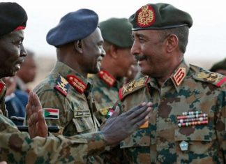 حذر السياسيين من التدخل في شؤون الجيش.. البرهان في وجه العاصفة حذر السياسيين من التدخل في شؤون الجيش.. البرهان في وجه العاصفة