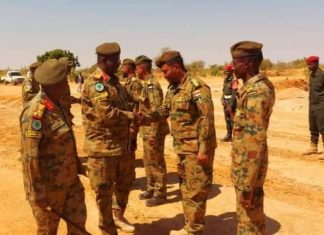 قائد الفرقة (20)مشاة الضعين يتفقد القوات في مناطق البترول قائد الفرقة (20)مشاة الضعين يتفقد القوات في مناطق البترول