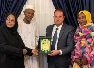 القنصل المصرى يقدم درع القنصلية لأسرة “الشاب السودانى الشهم” القنصل المصرى يقدم درع القنصلية لأسرة "الشاب السودانى الشهم"