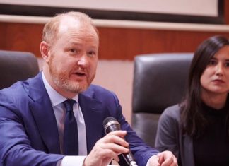 السفير الأمريكي يحكي تجربة مشاهدة فيلم انتجه النازحين بدارفور السفير الأمريكي يحكي تجربة مشاهدة فيلم انتجه النازحين بدارفور