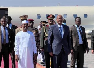 البرهان يصل انجمينا ويجري مباحثات مشتركة مع ديبي البرهان يصل انجمينا ويجري مباحثات مشتركة مع ديبي