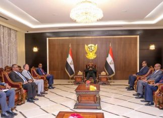 البرهان يلتقي المبعوث الخاص لشؤون اللاجئين بالقرن الإفريقي البرهان يلتقي المبعوث الخاص لشؤون اللاجئين بالقرن الإفريقي