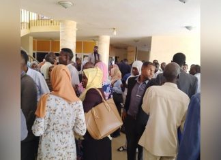 السودان : محامي يتعرض للضرب داخل محكمة وطرده بامر قاضي.. فتيات ودخان سجائر بقاعة المحكمة وغضب وسط المحامين “فيديو” السودان : محامي يتعرض للضرب داخل محكمة وطرده بامر قاضي.. فتيات ودخان سجائر بقاعة المحكمة وغضب وسط المحامين “فيديو”