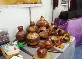 وزيرة التجارة تزور جناح الولايات بمعرض الخرطوم وزيرة التجارة تزور جناح الولايات بمعرض الخرطوم
