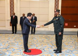 البرهان يتسلم أوراق إعتماد سفير جمهورية كوريا الجنوبية لدى السودان البرهان يتسلم أوراق إعتماد سفير جمهورية كوريا الجنوبية لدى السودان