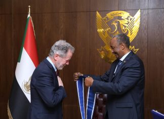 البرهان يمنح مسؤولًا أمميًا وسام رفيع ويتحدث عن الإستثمار البرهان يمنح مسؤولًا أمميًا وسام رفيع ويتحدث عن الإستثمار