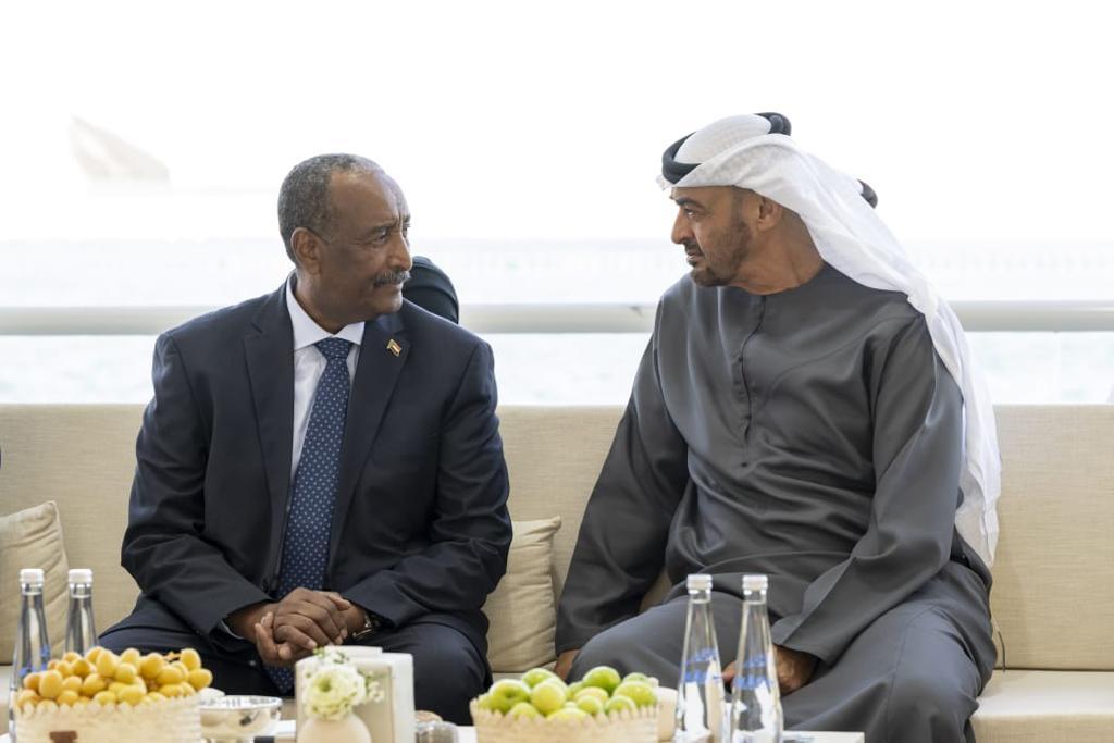 محمد بن زايد يبلغ البرهان تأكيدات بشأن دعم السودان محمد بن زايد يبلغ البرهان تأكيدات بشأن دعم السودان