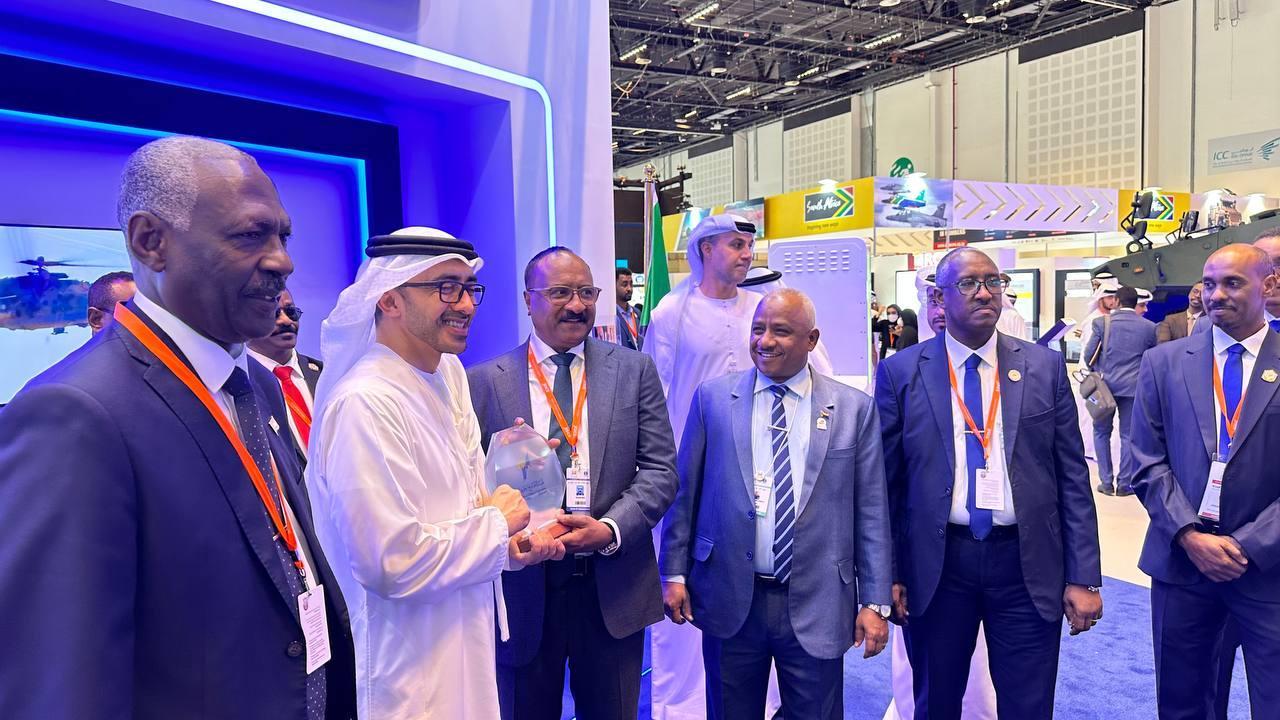 وزير الخارجية الإماراتي يمتدح جناح السودان ومنظومة الصناعات الدفاعية وزير الخارجية الإماراتي يمتدح جناح السودان ومنظومة الصناعات الدفاعية