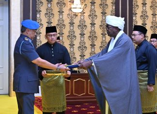 السفير حسن عبد السلام يقدم أوراق اعتماده لملك ماليزيا السفير حسن عبد السلام يقدم أوراق اعتماده لملك ماليزيا
