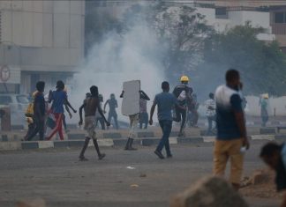 الخرطوم.. “كر وفر” بين الأمن ومحتجين على “الاتفاق الإطاري” الخرطوم.. "كر وفر" بين الأمن ومحتجين على "الاتفاق الإطاري"