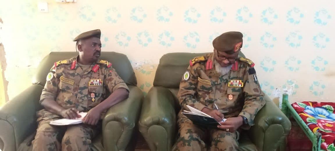 قائد الفرقة ٢٢ مشاه يتفقد العمل بشعبة التوجيه و الخدمات قائد الفرقة ٢٢ مشاه يتفقد العمل بشعبة التوجيه و الخدمات