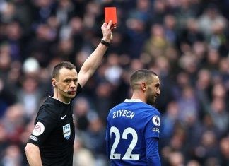 واقعة غريبة بالدوري الانجليزي.. الحكم يطرد زياش ثم يعيده إلى الملعب واقعة غريبة بالدوري الانجليزي.. الحكم يطرد زياش ثم يعيده إلى الملعب