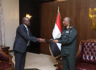 البرهان يتسلم رسالة خطية من رئيس جمهورية جنوب السودان البرهان يتسلم رسالة خطية من رئيس جمهورية جنوب السودان