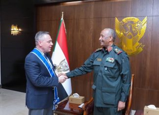 البرهان يمنح سفير روسيا لدى السودان وسام النيلين البرهان يمنح سفير روسيا لدى السودان وسام النيلين