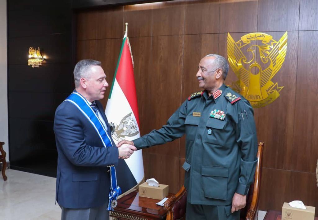 البرهان يمنح سفير روسيا لدى السودان وسام النيلين البرهان يمنح سفير روسيا لدى السودان وسام النيلين