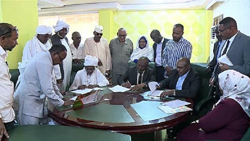 توقيع عقد انشاء ترعة مشروع جمعية الحواويت الزراعي توقيع عقد انشاء ترعة مشروع جمعية الحواويت الزراعي