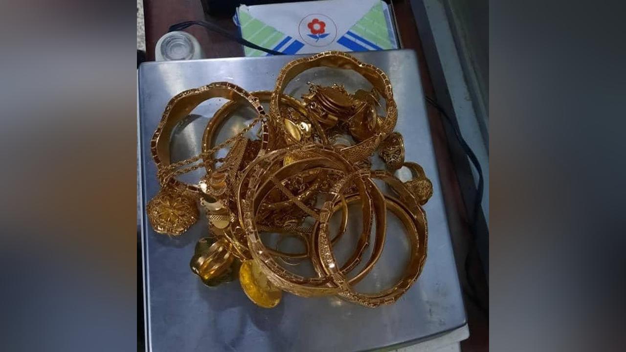جمارك مطار الخرطوم تحبط تهريب ذهب وأجهزة موبايل جمارك مطار الخرطوم تحبط تهريب ذهب وأجهزة موبايل