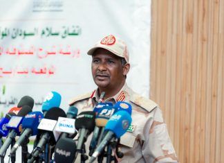 حميدتي في تحذيرات جديدة: “لو ده بيدّبّا وده بيدّبّا لن نمضي إلى الأمام” حميدتي في تحذيرات جديدة: “لو ده بيدّبّا وده بيدّبّا لن نمضي إلى الأمام”