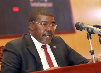 حجر يطلع على سير العمل في بنك السودان المركزي حجر يطلع على سير العمل في بنك السودان المركزي