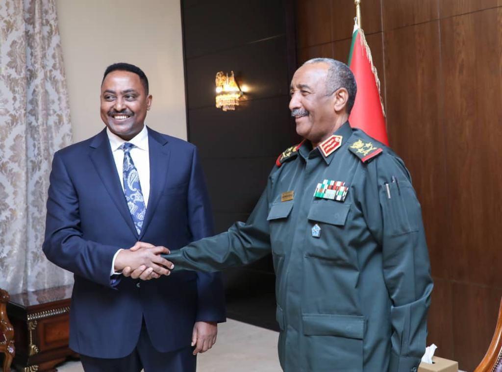 رئيس مجلس السيادة يوجه السكرتير التنفيذي للإيقاد بالاهتمام بقضايا الإقليم رئيس مجلس السيادة يوجه السكرتير التنفيذي للإيقاد بالاهتمام بقضايا الإقليم