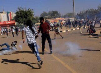 السودان.. إطلاق مسيل للدموع وتراشق الحجارة بين الأمن ومحتجين السودان.. إطلاق مسيل للدموع وتراشق الحجارة بين الأمن ومحتجين