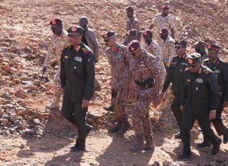 الجيش السوداني ينفذ تمارين بالطيران المسير بحضور البرهان الجيش السوداني ينفذ تمارين بالطيران المسير بحضور البرهان