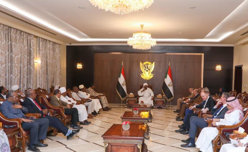 برئاسة البرهان إجتماع موسع لمناقشة سير العملية السياسية برئاسة البرهان إجتماع موسع لمناقشة سير العملية السياسية