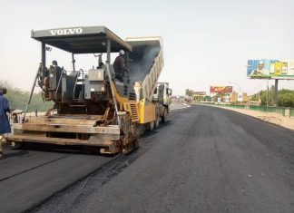 بدء صيانة وسفلتة ٣٦ كليو متر للطرق الداخليه بالنيل الأبيض بدء صيانة وسفلتة ٣٦ كليو متر للطرق الداخليه بالنيل الأبيض