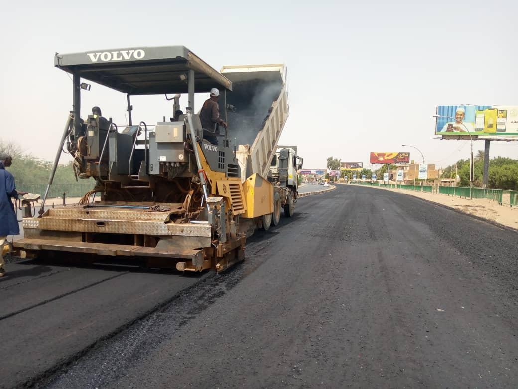 بدء صيانة وسفلتة ٣٦ كليو متر للطرق الداخليه بالنيل الأبيض بدء صيانة وسفلتة ٣٦ كليو متر للطرق الداخليه بالنيل الأبيض