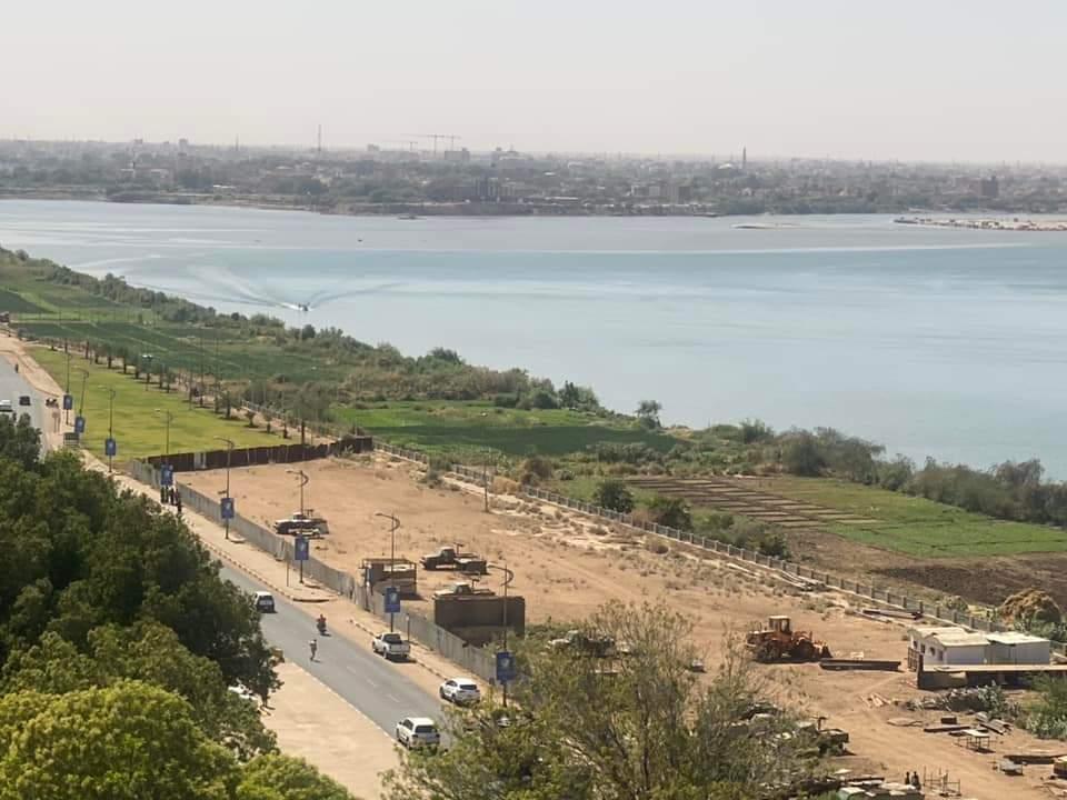 آليات عسكرية ثقيلة تدخل محيط القصر الرئاسي بالخرطوم وضابط رفيع يكتب: عَهْدَ الجيش الذي لا يَخُون آليات عسكرية ثقيلة تدخل محيط القصر الرئاسي بالخرطوم وضابط رفيع يكتب: عَهْدَ الجيش الذي لا يَخُون