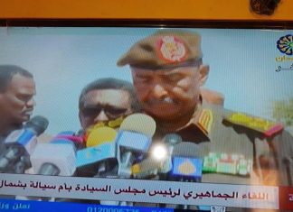 بحضور البرهان.. والي ولاية يطالب بالتحقيق معه على الهواء مباشر: لا اصلح للولاية بحضور البرهان.. والي ولاية يطالب بالتحقيق معه على الهواء مباشر: لا اصلح للولاية