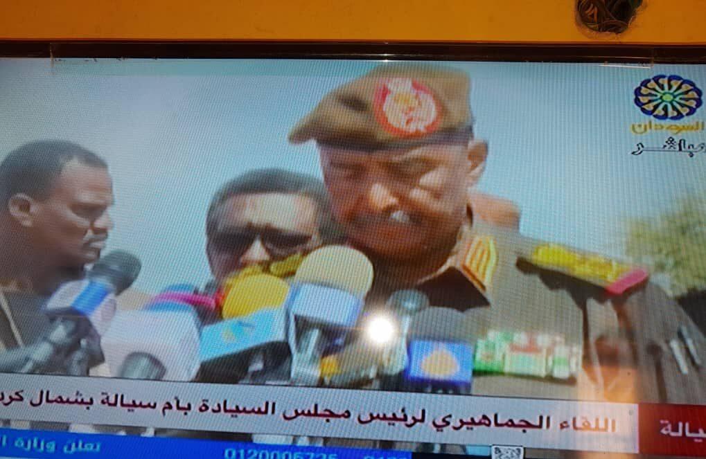 بحضور البرهان.. والي ولاية يطالب بالتحقيق معه على الهواء مباشر: لا اصلح للولاية بحضور البرهان.. والي ولاية يطالب بالتحقيق معه على الهواء مباشر: لا اصلح للولاية