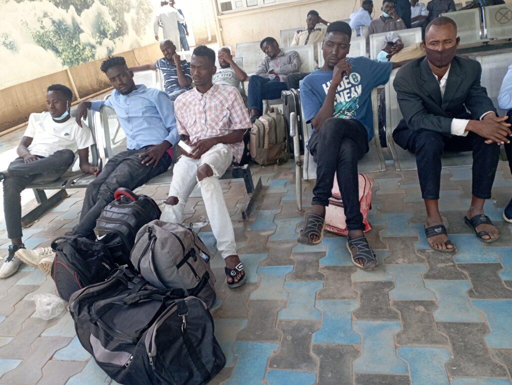 عودة عشرات المهاجرين السودانيين من دولة أفريقية عودة عشرات المهاجرين السودانيين من دولة أفريقية