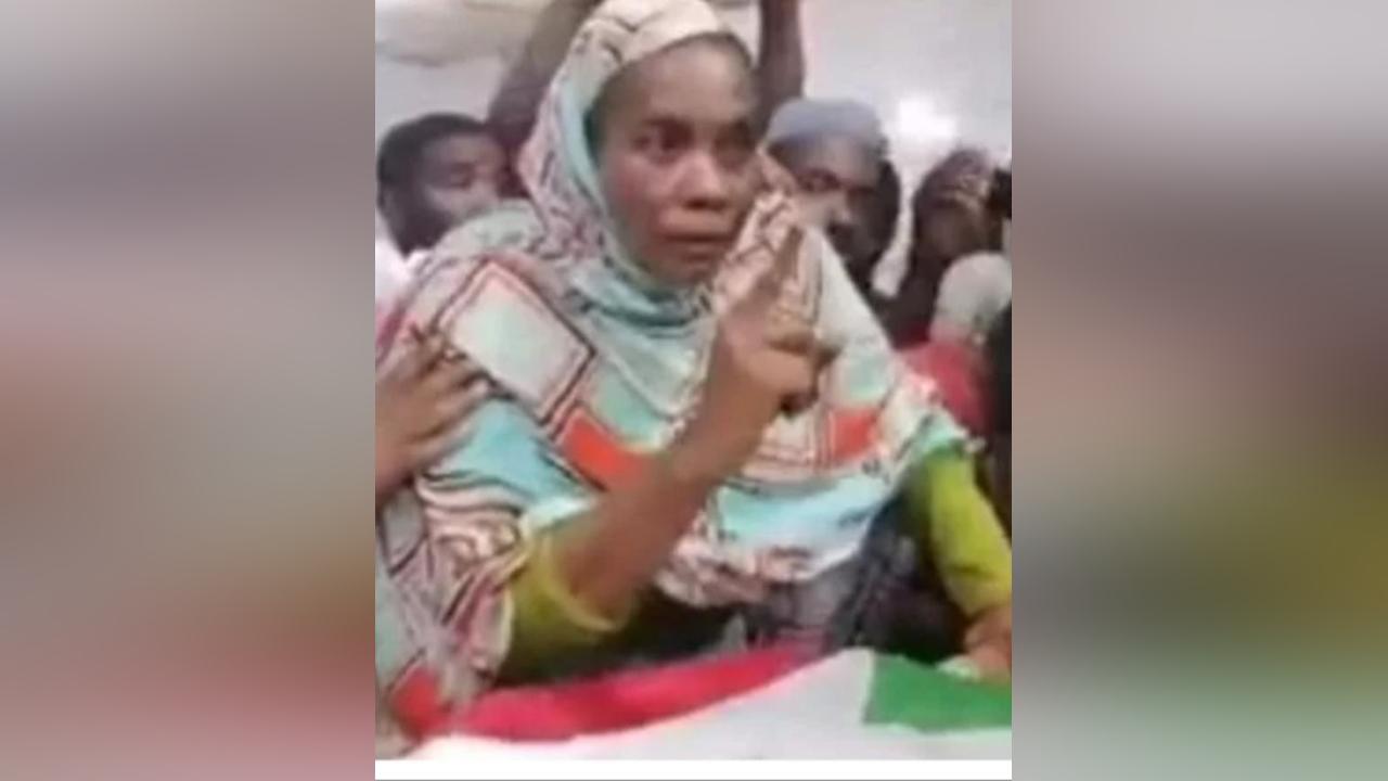 والدة قتيل في المظاهرات تلوح باللجؤ للعدالة الدولية والدة قتيل في المظاهرات تلوح باللجؤ للعدالة الدولية