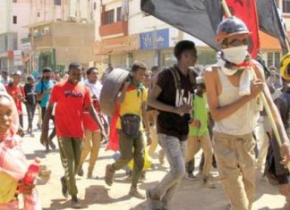 السودانيون يترقبون تشكيل الحكومة ويخشون «كذبة أبريل» السودانيون يترقبون تشكيل الحكومة ويخشون «كذبة أبريل»