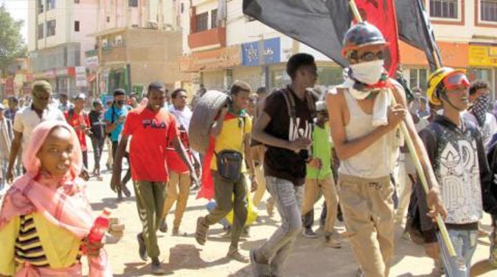 السودانيون يترقبون تشكيل الحكومة ويخشون «كذبة أبريل» السودانيون يترقبون تشكيل الحكومة ويخشون «كذبة أبريل»