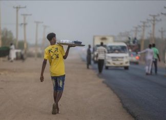 “قطع الطريق”.. عادة سودانية لإكرام المسافرين في رمضان (تقرير) "قطع الطريق".. عادة سودانية لإكرام المسافرين في رمضان (تقرير)